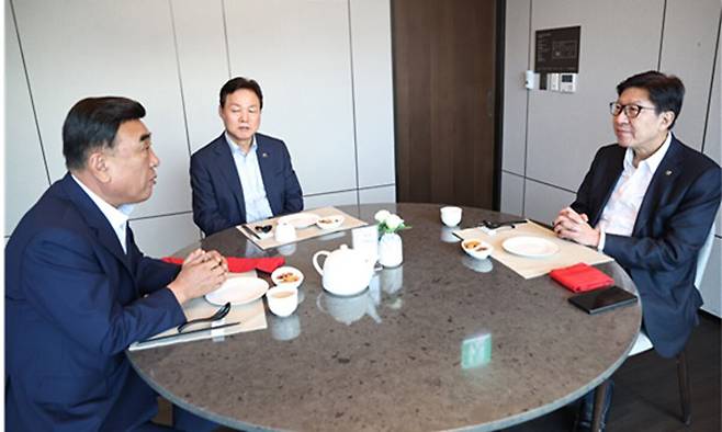 김두겸(왼쪽부터) 울산시장과 박완수 경남지사, 박형준 부산시장이 지난 2일 경남 김해에서 만나 ‘부·울·경 지역 현안 간담회’를 열고, 현안 해결을 위한 의견을 나누고 있다. 부산시 제공