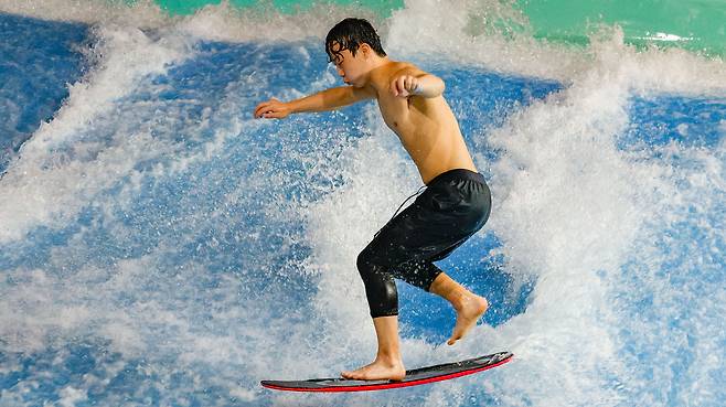 체감온도 33도의 찜통 더위가 계속된 3일 경기 남양주시 화도읍 더드림핑 웨이브서프에서 한 시민이 서핑을 즐기고 있다.