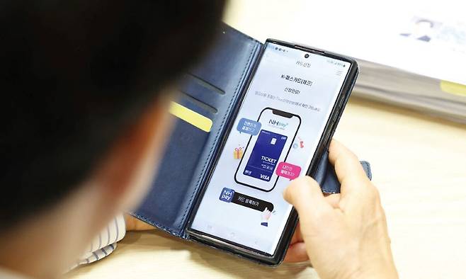 한 경기도민이 경기패스를 사용하고 있다. 경기도 제공