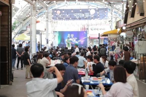 강원 춘천 풍물시장 춘풍야장이 장날(2·7일)과 일요일을 제외한 매일 열린다. 사진은 6월 9일 개장식 모습. 춘천시 제공