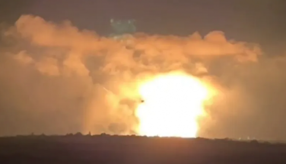 지난 2일(현지시간) 우크라이나군이 도네츠크주 하르츠크 마을에 있는 러시아군의 탄약고를 공습하면서 대규모 폭발이 발생했다. 러시아 독립매체 아스트라 제공