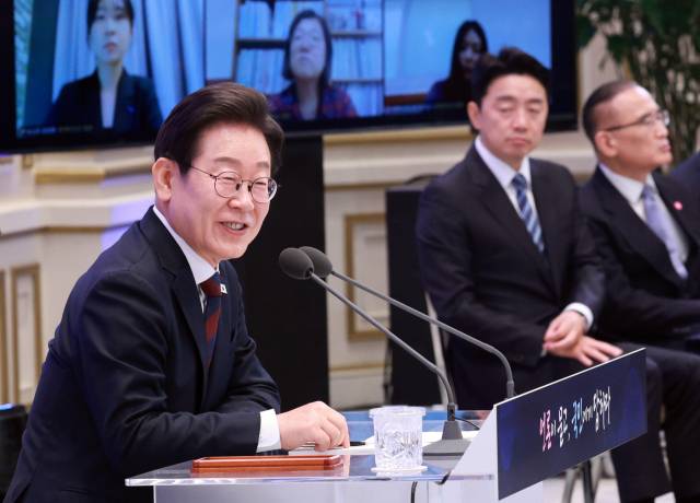 이재명 대통령이 3일 청와대 영빈관에서 열린 '대통령의 30일, 언론이 묻고 국민에게 답하다' 기자회견에서 취재진 질문에 답하고 있다. 연합뉴스