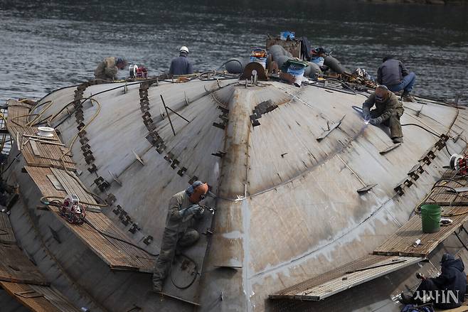 노동자는 주식회사의 ‘외부인’인가? 위는 선박 건조 작업 중인 노동자들. ⓒ시사IN 이명익
