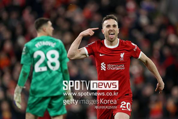 ▲ 스페인 매체 '마르카'는 3일(한국시간) "리버풀 소속이자, 포르투갈 국가대표인 디오고 조타가 교통사고로 사망했다. 동승자인 그의 동생 안드레 조타도 함꼐 사망했다. 조타의 차량은 스페인 사모라 주의 도로를 달리다 이탈했으며, 이후 차량에서 화재가 발생했다"라고 전했다. 이어 영국 공영방송 'BBC'에 따르면 조타가 탄 람보르기니 타이어가 터졌고, 이는 차량 이탈로 이어진 것으로 알려졌다.