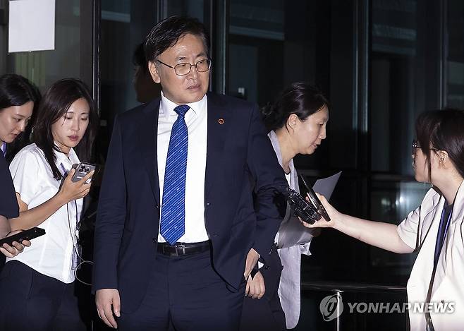 조사 마친 유상임 장관 (서울=연합뉴스) 윤동진 기자 = 유상임 과학기술정보통신부 장관이 2일 내란특검 조사를 마친 후 서초구 서울고검을 나서고 있다. 2025.7.2 mon@yna.co.kr
