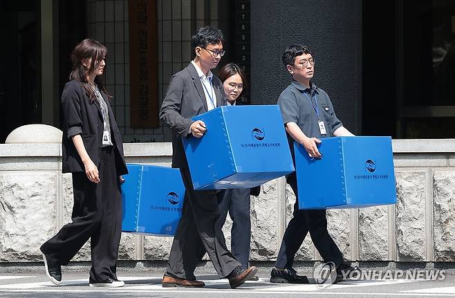 이태원 특조위, 참사 관련 불기소 사건 수사기록 확보 (서울=연합뉴스) 김인철 기자 = 10·29 이태원 참사 진상규명과 재발방지를 위한 특별조사위원회가 3일 서울 마포구 서울서부지방검찰청에서 서부지검으로부터 제공받은 참사 관련 불기소 처분 수사기록 자료를 수령한 뒤 옮기고 있다. 2025.7.3 yatoya@yna.co.kr