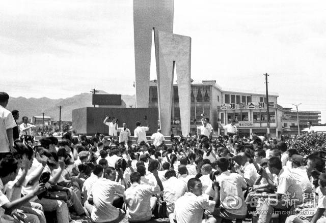 1969년 7월 9일 오전 경북고 학생들이 명덕로타리 2·28기념탑 앞에서