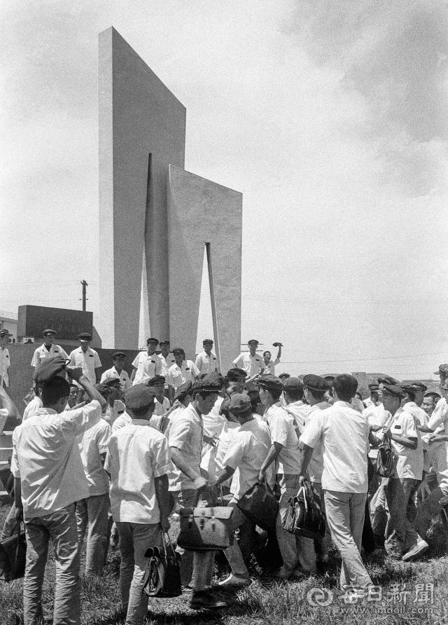 1969년 7월 9일 오전 경북고 학생들이 명덕로타리 2·28기념탑 앞에서