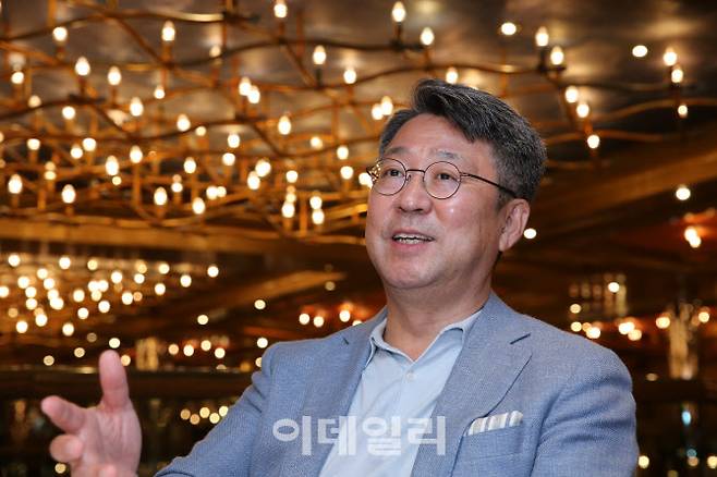 지난달 29일 코스타세레나호 크루즈 4층 레스토랑에서 인터뷰를 하고 있는 백현 롯데관광개발 사장 (사진=롯데관광개발)