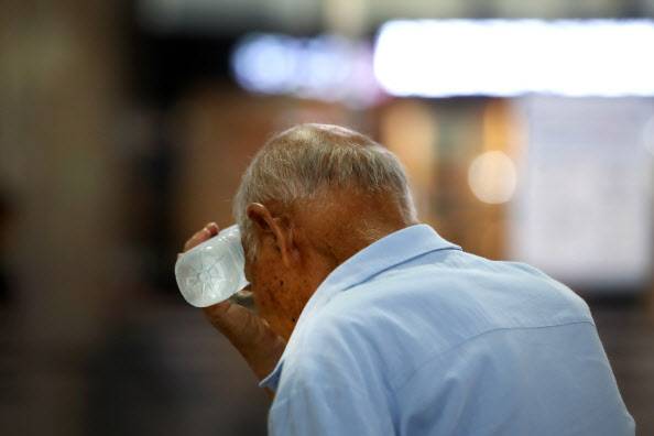 일주일째 폭염특보가 이어진 지난 3일 대구 북구 대구역 대합실에서 한 노인이 얼음 생수통를 머리에 대고 더위를 식히고 있다.(사진=뉴스1)