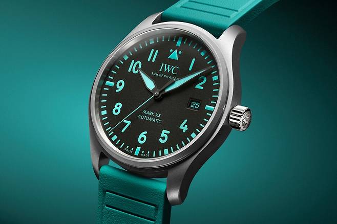 새벽에 벗어 놓은 시계 바늘이 딱 이 색으로 빛나는 것은 우연이다.