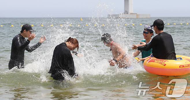부산 수영구 광안리해수욕장을 찾은 관광객들이 물놀이를 즐기며 더위를 식히고 있다. 2025.7.1/뉴스1 ⓒ News1 윤일지 기자