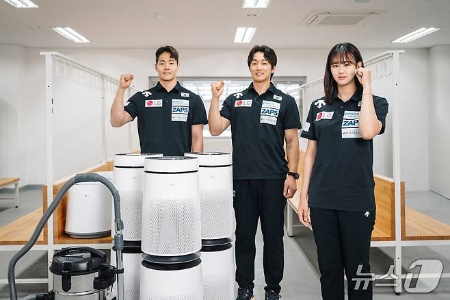 스켈레톤 국가대표 (왼쪽부터)정승기, 김지수, 홍수정 선수가 강원도 평창 올림픽슬라이딩센터 선수 대기실에서 LG전자 후원 제품을 받고 기념사진을 촬영하고 있다(LG전자 제공). ⓒ 뉴스1