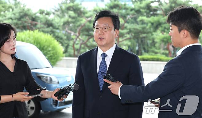 정진우 신임 서울중앙지검장이 4일 오전 서울 서초구 서울중앙지검으로 출근하며 취재진의 질의에 답변하고 있다. 2025.7.4/뉴스1 ⓒ News1 신웅수 기자