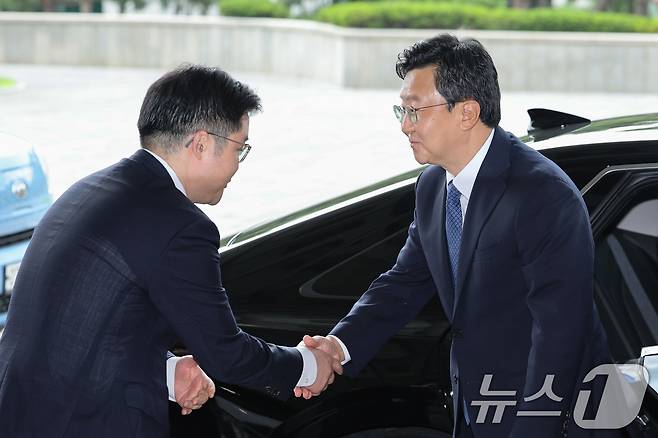 정진우 신임 서울중앙지검장이 4일 오전 서울 서초구 서울중앙지검으로 출근하며 직원들과 인사하고 있다. 2025.7.4/뉴스1 ⓒ News1 신웅수 기자