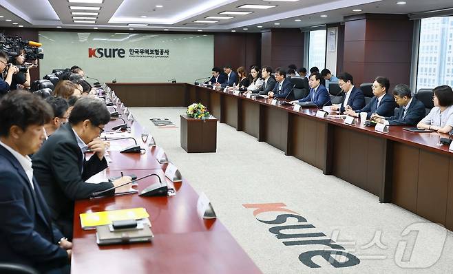 여한구 산업통상자원부 통상교섭본부장 3일 오전 서울 종로구 한국무역보험공사 대회의실에서 기획재정부, 외교부, 농림축산식품부, 과학기술정보통신부 등 관계부처 위원회 위원 등이 참석한 가운데 열린 제48차 통상추진위원회를 주재하고 있다. (산업통상자원부 제공. 재판매 및 DB금지) 2025.7.3/뉴스1