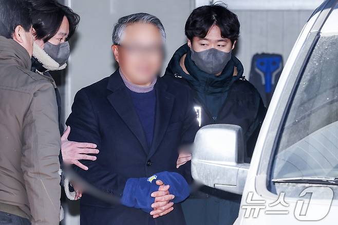 서울서부지법 난동 사태 당시 시위대 폭력을 선동한 혐의를 받는 사랑제일교회 특임전도사 윤 모 씨가 5일 오후 서울 마포구 서부지방법원에서 열리는 영장실질심사에 출석하기 위해 마포경찰서를 출발하고 있다. 2025.2.5/뉴스1 ⓒ News1 민경석 기자