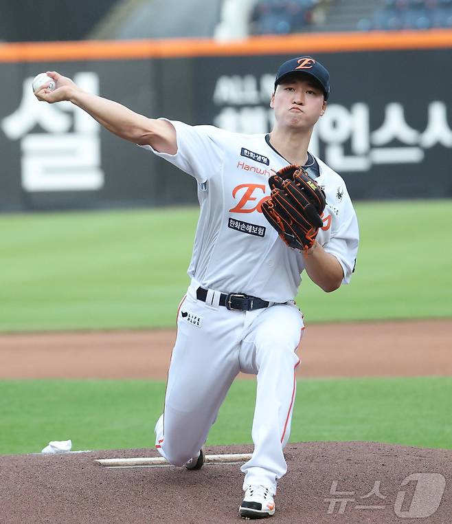 12일 대전 한화생명볼파크에서 열린 '2025 신한 SOL 뱅크 KBO리그' 한화이글스 대 두산베어스 경기에서 한화 선발 엄상백이 투구하고 있다. 2025.6.12/뉴스1 ⓒ News1 김기남 기자