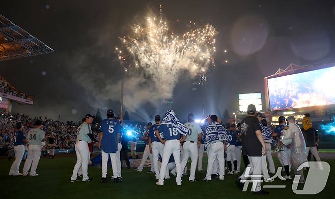 6일 오후 인천시 미추홀구 문학동 SSG랜더스필드에서 열린 '2024 신한 SOL Bank KBO 올스타전’ 나눔 올스타와 드림 올스타의 경기가 4대2로 나눔 올스타가 승리한 가운데 경기 후 화려한 불꽃놀이가 펼쳐지고 있다. 2024.7.6/뉴스1 ⓒ News1 김진환 기자