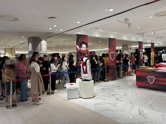 포항 유니폼을 사기 위해 늘어선 긴 줄(포항 제공)