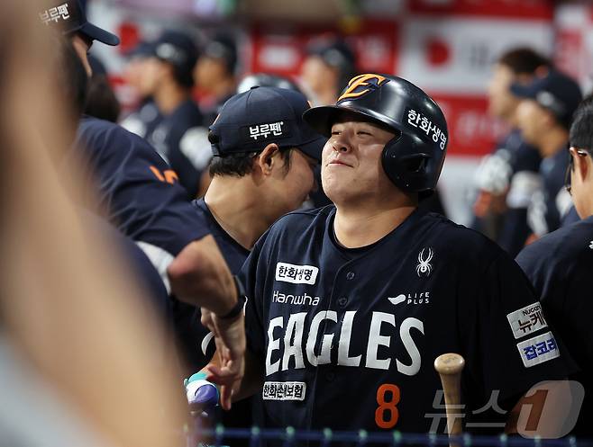 4일 오후 서울 구로구 고척스카이돔에서 열린 프로야구 '2025 신한 SOL뱅크 KBO 리그' 한화 이글스와 키움 히어로즈의 경기, 한화 노시환이 9회초 1사 역전 솔로홈런을 친 뒤 더그아웃에서 폰세와 세리머니를 하고 있다. 2025.7.4/뉴스1 ⓒ News1 김진환 기자