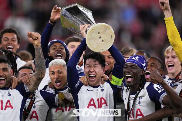 토트넘 홋스퍼 캡틴 손흥민의 유럽축구연맹(UEFA) 유로파리그(UEL) 트로피를 들어 올리면서 우승 세리머니. /사진=뉴시스/AP