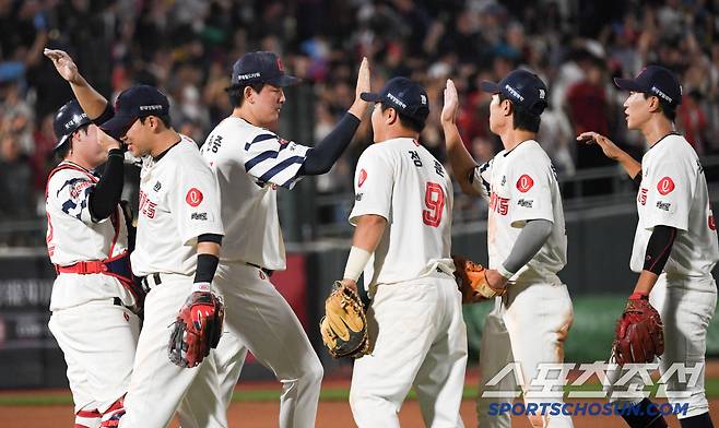 3일 부산 사직구장에서 열린 롯데 자이언츠와 LG 트윈스의 경기. 승리한 롯데 선수들이 기뻐하고 있다. 부산=박재만 기자 pjm@sportschosun.com/2025.07.03/