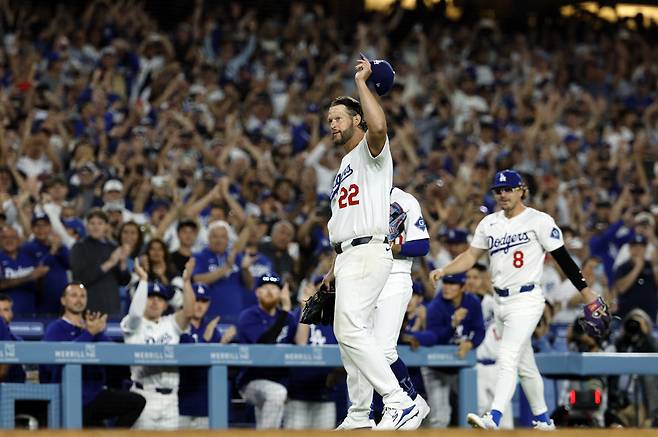 클레이튼 커쇼가 3000탈삼진을 달성한 뒤 환호하는 팬들을 향해 모자를 벗고 답례하고 있다. AP연합뉴스