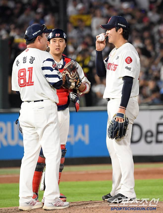 7회 종료까지 남은 아웃카운트 1개 이민석은 아쉽지만 흐름이 좋을 때 마운드에서 내려왔다.