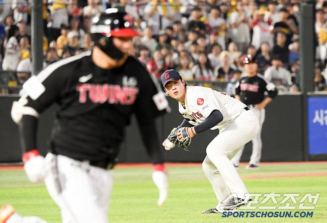 선발 이민석은 이날 투구와 수비 모두 완벽했다.