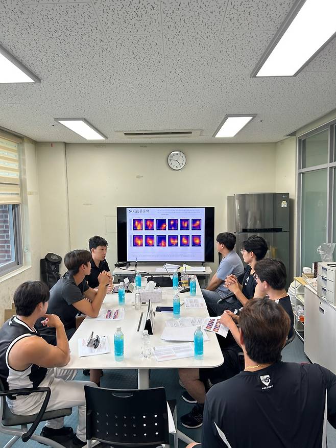 ◇선수들과 함께 하는 치밀한 전력 분석. 사진제공=KT 위즈