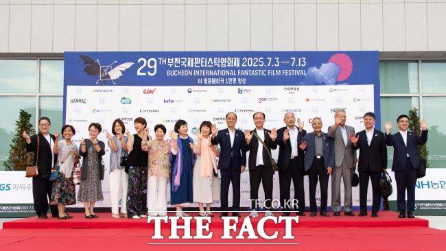 영화제 레드카펫에서 기념사진을 찍는 오카야마시장(왼쪽에서 8번째)과 시민방문단./부천시