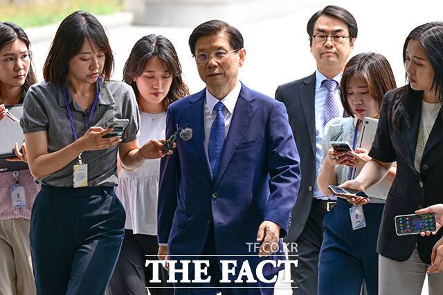 박종준 전 대통령 경호처장이 4일 오후 서울 서초구 서울고등검찰청에 마련된 내란 특검으로 출석하고 있다. /남윤호 기자