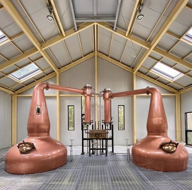 '기원 위스키 증류소'의 증류기.