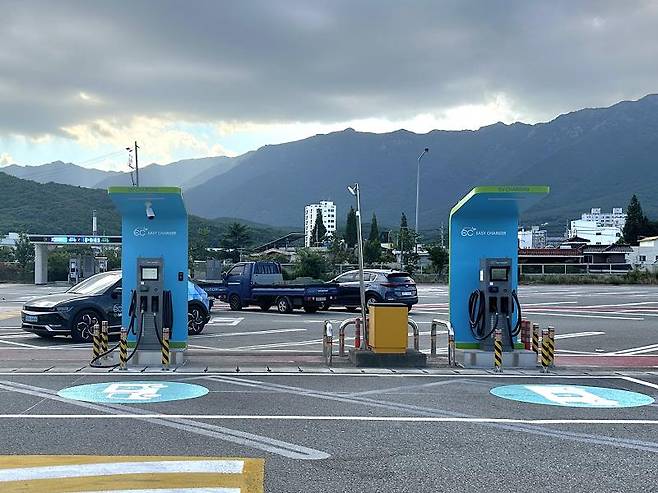 경부고속도로 언양 휴게소에 설치한 전기상용차 충전소 / 사진:한국도로공사