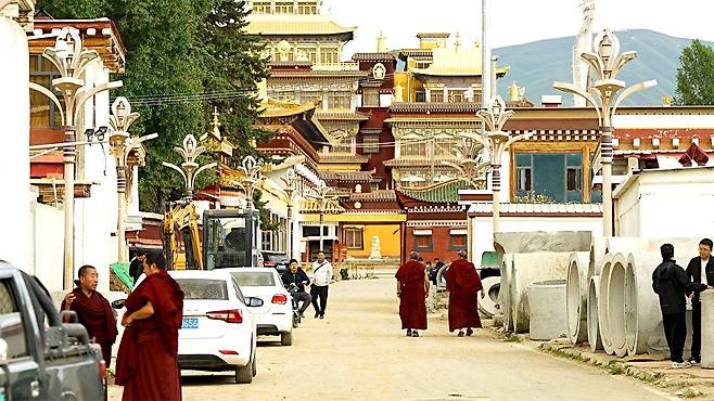 점점 더 많은 중국인 관광객이 아바의 고대 사원을 찾고 있다