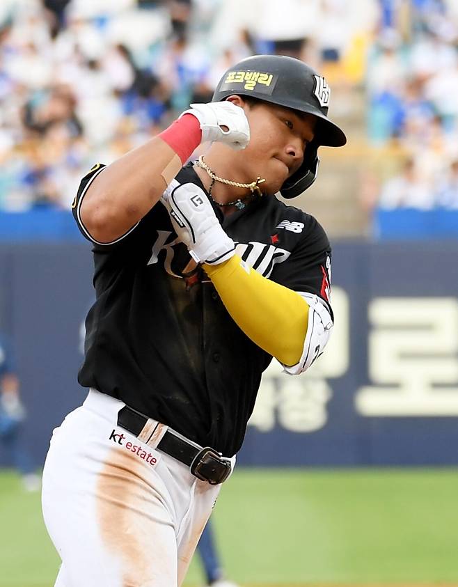 지난달 15일 대구 라이온즈파크에서 열린 삼성 라이온즈와 KT 위즈의 경기. 5회초 1사 1루 KT 안현민이 2점 홈런을 날린 뒤 환호하고 있다. /박재만 스포츠조선 기자