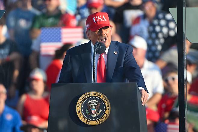 도널드 트럼프 미국 대통령이 3일 미국 아이오와주 디모인의 아이오와주 박람회장에서 열린 집회에서 지지자들에게 연설하고 있다. /EPA 연합뉴스