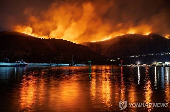 지난달 그리스 키오스섬에서 발생한 대형 산불. /연합뉴스