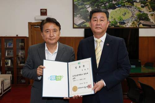 김영환 충북도지사(왼쪽)와 김용수 충북도립대 총장. 연합뉴스