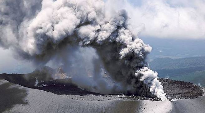 일본 규슈에 있는 신모에다케 화산에서 나온 연기가 3일 5000m 상공까지 치솟았다. 사진은 6월28일 신모에다케 분화 모습. ⓒ 연합뉴스