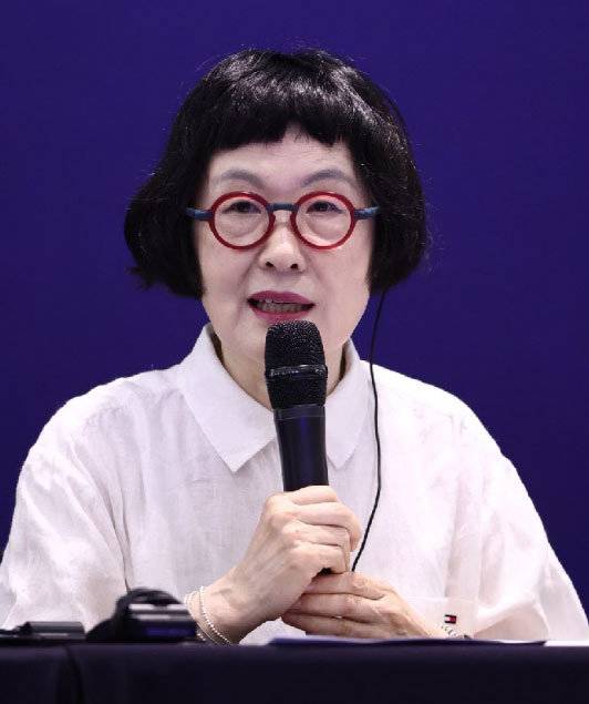 김혜순 시인. 한국문학번역원 제공