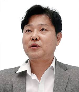 이지웅 국립부경대 경제학과 교수 - 서울대 수학, 툴루즈경제대 석사, 마스트리히트대 경제학 박사, 전 한국은행 조사역, 전 에너지경제 연구원 부연구위원