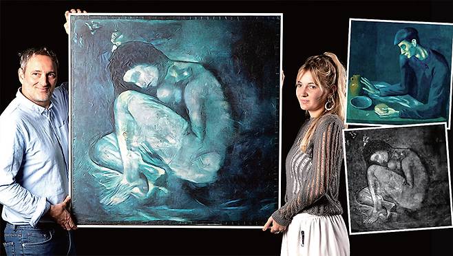 미술관 직원들이 AI가 그린 ‘외롭게 웅크린 누드’를 들고 있다. 이 그림은 피카소가 1903년 그린 ‘맹인의 식사 (오른쪽 위)’ 아래에 숨겨져 있던 여성 누드화(오른쪽 아래)를 피카소의 청색시대 화풍으로 그린 것이다. /옥시아 팔루스