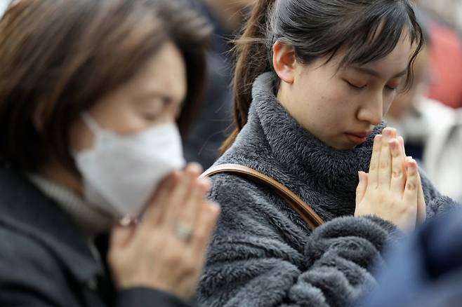 동일본 대지진 참사 14주년인 지난 3월11일 일본 도쿄에서 시민들이 사고 당시와 같은 시간인 오후 2시 46분을 기해 희생자들을 추모하며 기도하고 있다. 뉴시스