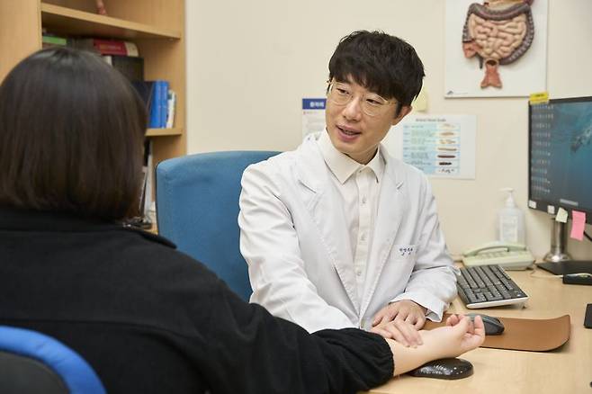 강동경희대학교한방병원 한방내과 고석재 교수가 환자를 진맥하고 있다. 강동경희대학교한방병원 제공