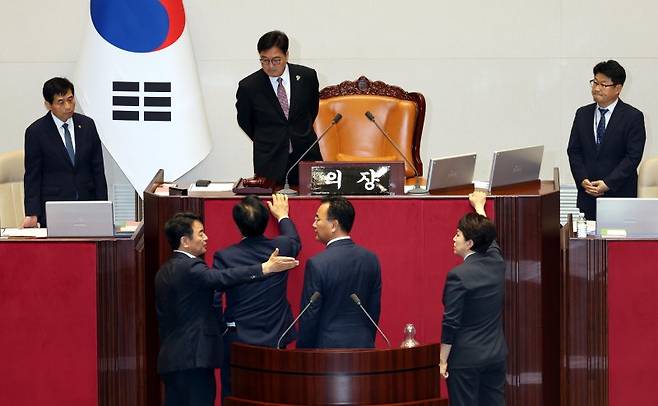 송언석(아래 왼쪽 두번째) 국민의힘 비상대책위원장 겸 원내대표와 유상범 원내운영수석, 김은혜 원내정책수석이 4일 오후 서울 여의도 국회 본회의장에서 더불어민주당의 내부사정으로 본회의가 지연되는 것에 대해 우원식 국회의장에게 항의를 하고 있다. 이에 문진석(아래 왼쪽) 민주당 원내운영수석이 양해를 구하고 있다. 사진=뉴시스