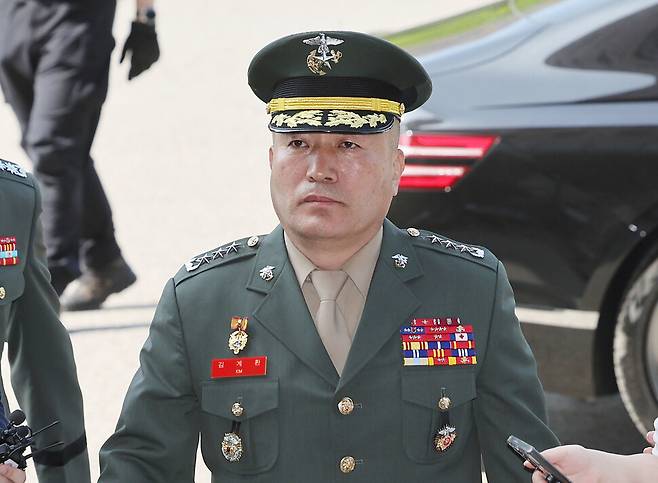 김계환 전 해병대 사령관이 2024년 5월4일 오전 해병대 채 상병 순직 사건 수사외압 의혹 관련 조사를 받기 위해 정부과천청사 고위공직자범죄수사처(공수처)로 들어가고 있다. 연합뉴스