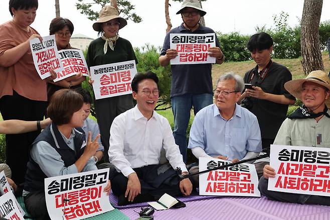 김민석 신임 국무총리(앞줄 왼쪽 두번째)가 첫 공식 일정으로 4일 오전 서울 용산구 대통령실 앞 농민 단체 집회 현장을 찾아 이야기를 나누고 있다. 류우종 기자 wjryu@hani.co.kr