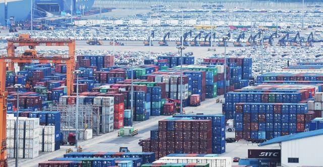 4일 경기 평택항에 컨테이너가 쌓여 있는 모습. 연합뉴스